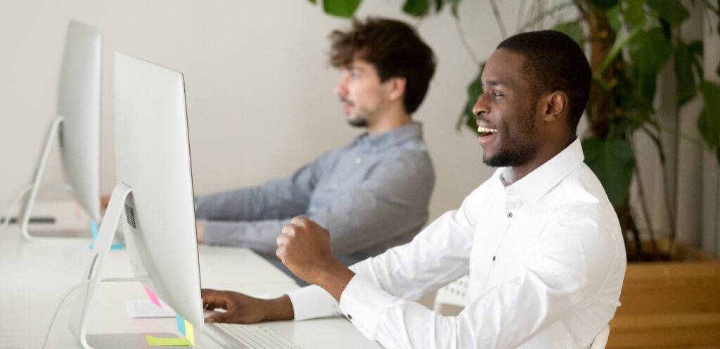 dois funcionários com motivação e satisfação no trabalho