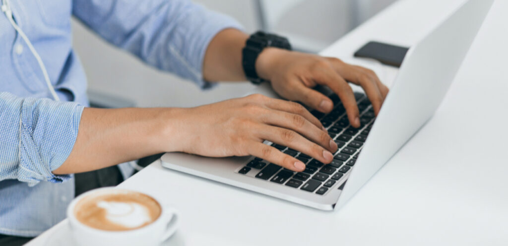Homem empresário no notebook para ilustrar matéria sobre trabalho remoto.