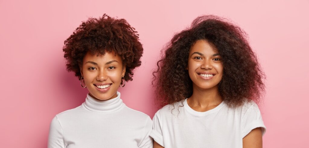 Duas mulheres profissionais representando a integração de novos funcionários Allya