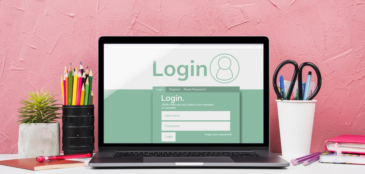 Benefícios empresariais: imagem com fundo rosa e notebook no centro com tela aberta em uma página de login