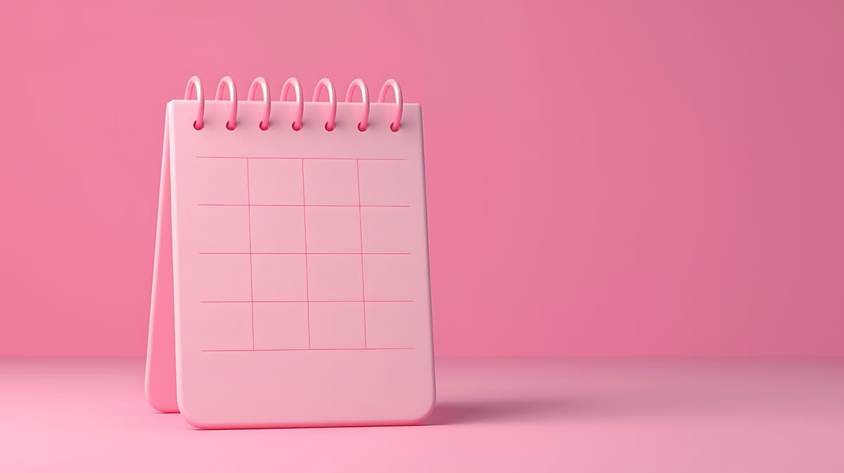 Calendário rosa de mesa ilustrando a organização do calendário de RH.