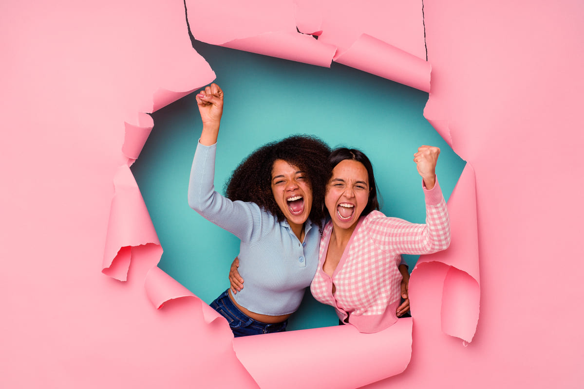Duas mulheres celebrando com entusiasmo o engajamento de colaboradores.